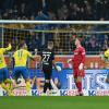 Frühe Braunschweiger Führung: Rayan Philippe (r) erzielt das 1:0.