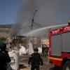 Israelische Feuerwehrleute löschen einen Brand, nachdem eine aus dem Libanon abgefeuerte Rakete im September in den Ort Kiryat Shmona eingeschlagen ist.