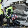 Mitglieder des Rettungs- und Bergungsteams Zaka arbeiten an der Stelle, an der ein Lkw-Fahrer eine Bushaltestelle gerammt und dabei Dutzende von Menschen verletzt hat.