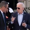 Präsident Joe Biden spricht mit einem Secret Service Agenten, als er mit der Marine One auf der Delaware Air National Guard Base in New Castle, Delaware, ankommt.