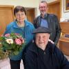 Dritter Bürgermeister Josef Gamperl (hinten rechts) gratulierte Anneliese (links) und Jörg Mentzer (vorne) zur Diamantenen Hochzeit.