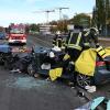 Um zwei Schwerverletzt schonend aus dem beschädigten Auto befreien zu können, hat die Feuerwehr das Dach und alle Türe entfernt.