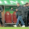 Sportdirektor Marinko Jurendic (Mitte) jubelt nach dem Schlusspfiff  gegen Borussia Dortmund. Trainer Jess Thorup (rechts) freut sich mit Co-Trainer Imre Szabics.