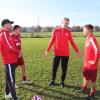 Die neuen Trainer des TSV Offingen, Florian Eberle (links) und Patrick Wild (Zweiter von rechts), sprechen vor der Partie gegen den SC Bubesheim mit zwei Spielern.