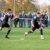 Holzheims Timo Allmis (links) gab die Vorlage für Dorde Ristic (Mitte), der im Aschberg-Derby gegen die SSV Glött auf 2:0 erhöhte und seinen Treffer entsprechend feierte. Ristic hatte bereits für die 1:0-Führung beim 3:1-Erfolg über die Gäste gesorgt. 