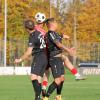 Ein Ball, drei Köpfe: Für Venhar Neziri (Mitte/TGL) gibt es hier im Lauinger Stadtderby gegen Michael Przyklenk (links) und Michal Gere (rechts) kein Durchkommen. Der FCL unterlag aber letztlich doch mit 1:3.