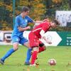 Ein achtbares Remis gelang dem FC Mertingen (mit Kevin Schwark, rechts) beim Tabellenzweiten aus Reimlingen (mit Andreas Sing)