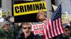 Ein Anti-Trump-Demonstrant schimpft vor dem Madison Square Garden den ehemaligen US-Präsidenten und US-Präsidentschaftsbewerbers Trump einen Kriminellen.