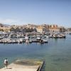 Blick auf den alten Hafen der Stadt Chania auf Kreta. In welcher Zeitzone befindet sich die Insel?