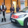 Die beiden Vorsitzenden vom Verein Dachskinder, Angelika Jerabeck (rechts) und Angelika Brunner, mit Pfarrer Gerhard Krammer (links).