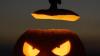 Halloween in der Schweiz: ein ausgehöhlter, beleuchteter Kürbis mit einem geschnitzten grinsenden Gesicht.