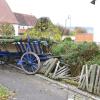 Der Wagen wurde schließlich von einem Gartenzaun gestoppt. Ein Gutachten soll nun klären, wie es zu dem Unfall kommen konnte. 