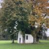 Von Eichen und Kastanien beschirmt ist die Martinskapelle auf der südlichen Dießener Flur, die an die Geschichte der Kapelle von St. Martin in Hädern anknüpft.