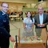 Fischach, Staudenlandhalle, Hochwasser 2024, Helferempfang, an der Lostrommel für die Tombola, v.l.: 1. Kommandant der FFW Fischach Stefan Scholz, Glücksfee Emely Schedel und Bürgermeister Peter Ziegelmeier  -   - 