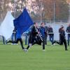 Nach dem Schlusspfiff im Aschberg-Derby feierten die jugendlichen Fans der Gastgeber den 3:1-Heimsieg ihres SV Holzheim, während Glötts „Ehrentor“-Schütze Franz Bacherle (rechts) eher weniger Anlass zur freudigen Ausgelassenheit verspürt.