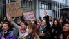 Belästigungsprozess gegen Depardieu in Paris: Frauenrechtlerinnen demonstrieren vor dem Justizpalast.