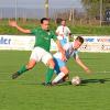 Umkämpft war das Stadtteil-Derby zwischen Schretzheim (links Gabriel Scharf) und Gast SV Donaualtheim (rechts Manuel Hartmann), endete aber letztlich mit einem verdiente 3:0-Erfolg des Tabellenersten.