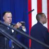 Dan Scavino, Kommunikationsberater der Trump-Kampagne, fotografiert das Publikum bei einer Wahlkampfveranstaltung am 27. Juli in St. Cloud, Minnesota. 