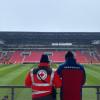 Auch bei Fußballspielen im in der WWK-Arena ist die Bergwacht im Einsatz. Die Treppen dort sind so steil, dass verletzte Zuschauer mit einer bestimmten Trage abtransportiert werden müssen.