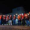 Mitarbeiter von Volkswagen stehen mit Fackeln vor dem VW Werk in Osnabrück. Die IG Metall hat ihre Mitglieder in der Metall- und Elektroindustrie zu flächendeckenden Warnstreiks aufgerufen.