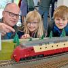 Der Modelleisenbahnclub Neusäß besteht seit 50 Jahren. Die Jubiläumsausstellung in der Eichenwaldschule haben auch (von links) Roland, Paula und Jakob Schepp aus Langweid besucht. Die Ausstellung ist an Allerheiligen nochmals zu sehen.