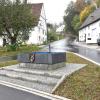 Im zentralen Kreuzungsbereich zwischen Schlossweg und Kirchberg ist auch die Verkehrsinsel samt Treppenanlage und Dorfbrunnen wieder eingerichtet worden. Im Anschluss führt der neue Gehweg zur Pfarrkirche hinauf.