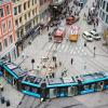 Falsch abgebogen: Osloer Straßenbahn kracht in Geschäftsgebäude.