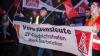 Mit Fahnen und auch Fackeln haben Mitarbeiter des Autozulieferers ZF am Standort in Saarbrücken demonstriert.