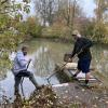 Mit Keschern heben Gewässerwart Stefan Micheler und der Vorsitzende des Fischereivereins Florian Botzenhart die Zuchtfische aus dem oberen Weiher und siedeln sie zurück in den unteren Teich. 