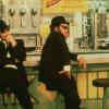 John Belushi (rechts) als Jake Blues und Dan Aykroyd als Elwood Blues im Film „Blues Brothers“ von 1980. Patrick Stanke bringt in Ulm eine Musicalfassung des Kulturstreifens auf die Bühne. 