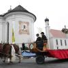 Ein Modell der Leonhardikirche ist jedes Jahr auf einem der Festwagen beim Uttinger Leonhardiritt dabei.