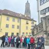 Eine Gruppe der Aichacher Ruheständler in Nördlingen bei der Stadtführung.