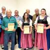 Im Namen des Allgäu-Schwäbischen Musikbunds wurden aktive Musiker geehrt. Auch die jungen Musikerinnen und Musiker, die das D1-Musik-Leistungsabzeichen in Bronze erfolgreich absolvierten, wurden ausgezeichnet. Isabell Baumann erhielt besondere Anerkennung als „Staatlich anerkannte Dirigentin“ (von links) Vorsitzender Thomas Gebauer, Lena Stiefel, Vorsitzende Andrea Schneider, Jan Dörle, Ferdinand Glas, Louis Schaude, Andrea Griemert, Simone Randler, ASM Bezirksvorsitzender Josef W. Schneider und Jugenddirigentin Isabell Baumann.