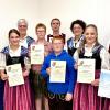 Im Namen des Allgäu-Schwäbischen Musikbunds wurden aktive Musiker für 10 bis 25 Jahre Engagement mit Ehrenurkunden geehrt. Auch die jungen Musikerinnen und Musiker, die das D1-Musik-Leistungsabzeichen in Bronze erfolgreich absolvierten, wurden ausgezeichnet. Isabell Baumann erhielt besondere Anerkennung für ihren Abschluss als „Staatlich anerkannte Dirigentin“: (von links) Vorsitzender Thomas Gebauer, Lena Stiefel, Vorsitzende Andrea Schneider, Jan Dörle, Ferdinand Glas, Louis Schaude, Andrea Griemert, Simone Randler, ASM-Bezirksvorsitzender Josef W. Schneider und Jugenddirigentin Isabell Baumann.