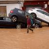 In mehreren autonomen Gemeinschaften Spaniens gelten Unwetterwarnungen. In Valencia läuft dieser Mann gerade durch die Straßen der Stadt.