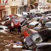 Autos stapeln sich nach heftigen Überschwemmungen in Valencia.