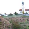 Der Kellmünzer Ortsmittelpunkt befindet sich im Wandel. Vor der Kellmünzer Pfarrkirche St. Martin ist ein größeres Areal für die Errichtung des Projekts „Seniorenwohnen am Kirchplatz“ freigemacht worden. Im Frühjahr 2025 soll der Bau von drei großen Gebäuden beginnen.