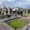 Auf den Flächen der aufgelassenen Gräber wird auf dem Aichacher Friedhof Rasen angesät.