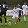 Der VfL Kaufering (weiße Trikots) ist am Sonntag beim FC Memmingen II zu Gast. 