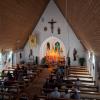 Geschmückter Altar für das Taizé-Gebet in der Hohenrieder Kirche.