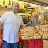 Bäcker Franzi Luber und Inhaberin Christina Hasser präsentieren in der Prittrichinger Bäckerei die frisch gebackenen Allerseelenzöpfe, die die Form eines Kreuzes haben.