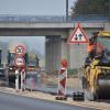 Die Bauarbeiten auf dem Abschnitt der B25 im Bereich der Bahnbrücke zwischen Donauwörth und Ebermergen gehen in die letzte Phase. 