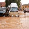 In der Stadt Valencia haben die Wassermassen Autos übereinander geschoben. 