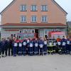 Die erfolgreichen Zwischenprüfungsabsolventen der Modularen Truppausbildung vor dem Feuerwehrhaus in Laugna. 