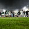 Die FCA-Spieler feiern mit ihren Fans nach dem 3:0-Sieg gegen Schalke 04 den Einzug in das DFB-Pokal-Achtelfinale. 