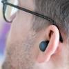 Sitzt! Sitzt? Wer große Ohrmuscheln hat, sollte die Pixel Buds Pro 2 besser probetragen. Im Test saßen sie in einem Ohr recht locker.