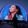 Wahlkampf-Werbung für Kamala Harris wird auf der Sphere in Las Vegas angezeigt.