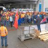 Warnstreik am Donnerstagvormittag bei Washtec: Betriebsratsvorsitzender Rainer Engelhardt sprach zur Belegschaft. 