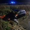 In einem Wasserauffangbecken ist ein Autofahrer am frühen Donnerstagmorgen bei einem Unfall bei Pöttmes gelandet. 