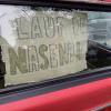 Ein Nachbar scheint ein Bewegungsdefizit zu haben. „Lauf Du Nasenbär“ steht an einem Auto. 